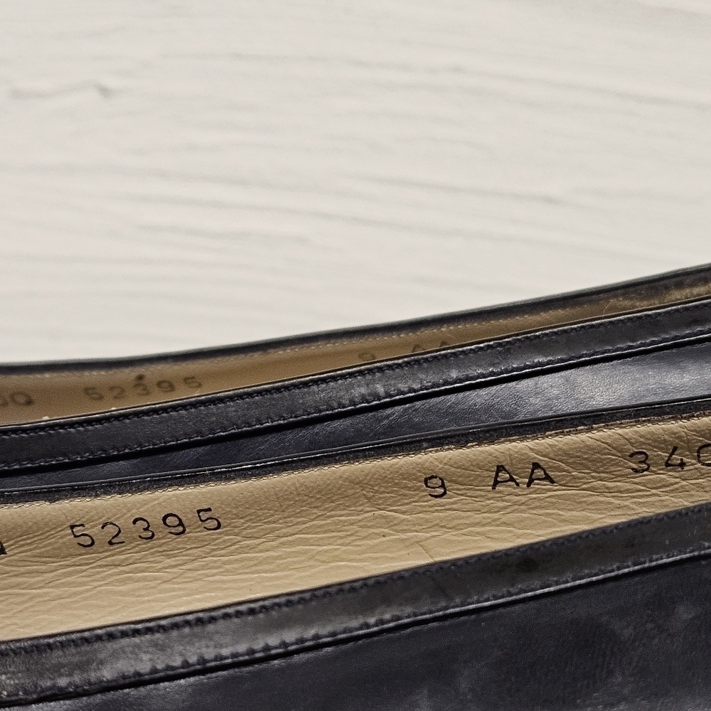 Salvatore Ferragamo Vintage Almond and Kitten Heel Pumps in Navy and Black Sz 9 - Picture 9 of 15